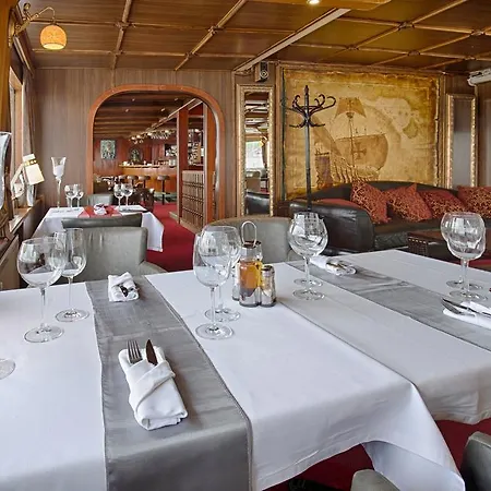Hotel na wodzie Compass River 3*